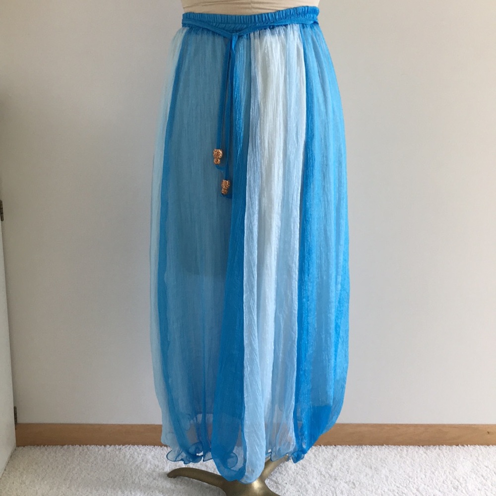 Sweet blue/white ruffle hem shirt